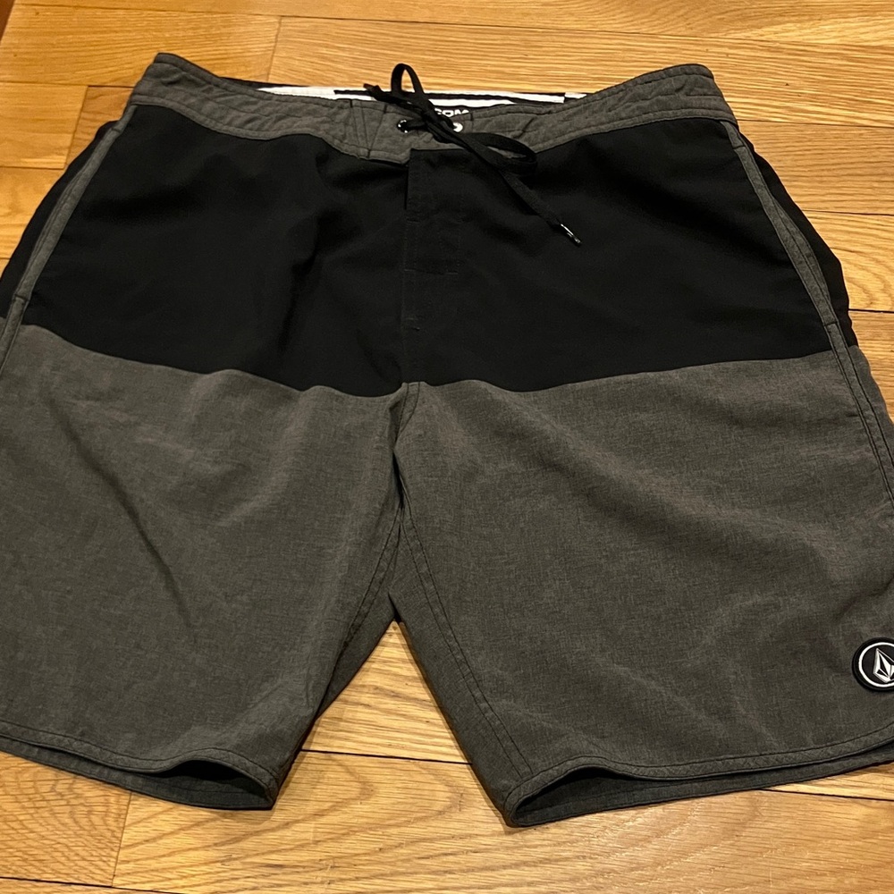 VOLCOM size 34 board shorts Static  Block  V4S 4 way stretch black/grey